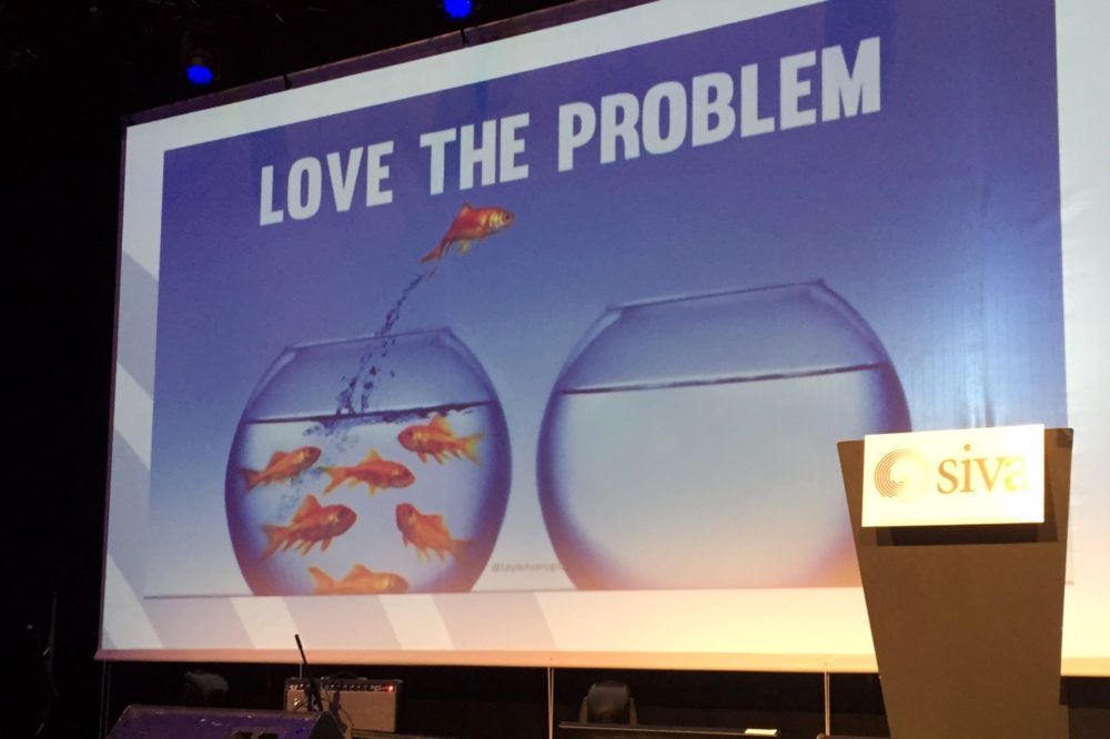 Leyla Acaroglu mener entreprenører må tørre å være som gullfisken som forlater stimen i gullfiskbollen.