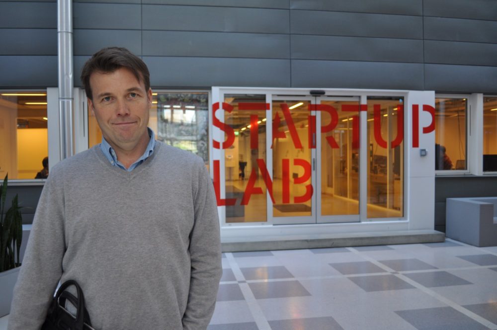 Seniorrådgiver Pål T. Næss i Innovasjon Norge behandler søknader som er anbefalt av StartupLab. Han har nytte av å jobbe nær gründerbedriftene, og sitter i StartupLab noen dager i måneden.