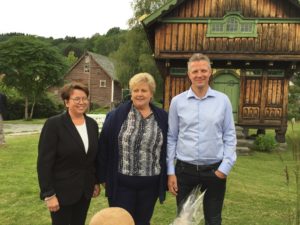 Sissel Bjørkhaug og Frode Rokne fra Næringshagen på Voss orienterer statsminister Erna Solberg om planene for å utvide tjenestetilbudet til gründerne. 