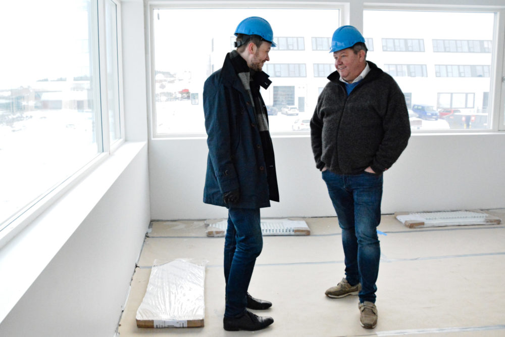Daglig leder Bjørnar Johansen og Sivert Bjørnstad (FRP) inspiserer bygget. 