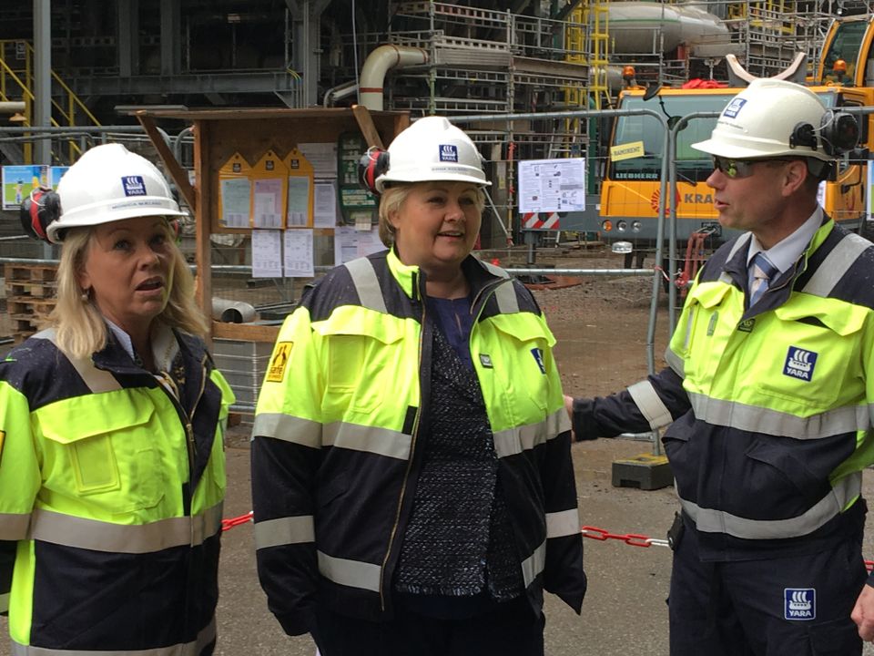 Næringsminster Monica Mæland og statsminister Erna Solberg under pressemøte om industrimeldingen hos Yara 30. mars.
