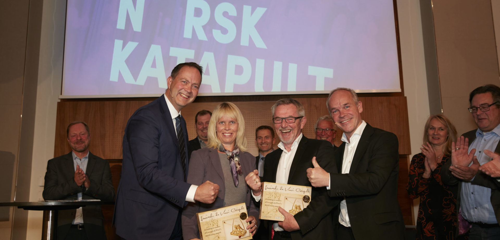 Kommunal- og moderniseringsminister Jan Tore Sanner offentliggjorde de to første katapultsentrene, her sammen med (fra venstre): Espen Susegg (Siva), Gro Eide (Elkem),  Svein Terje Strandlie (SRM). 