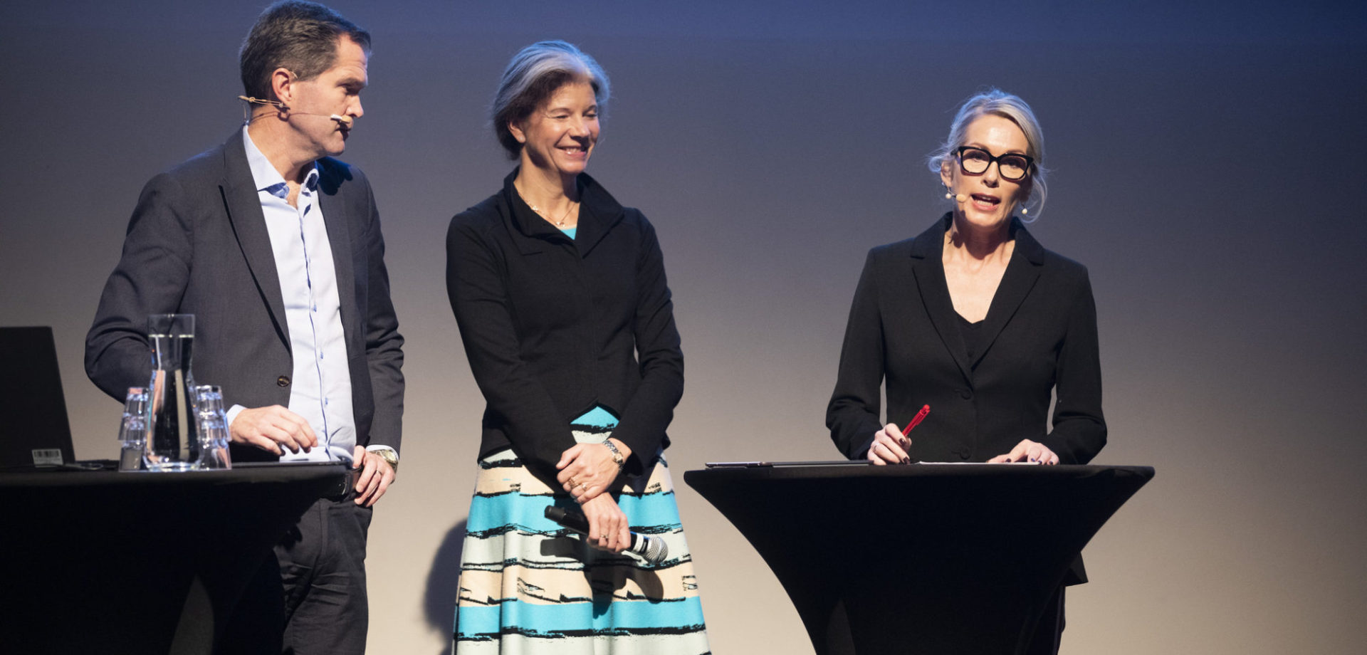 Bildet viser John Arne Røttingen i Forskningsrådet, Anita Krohn Traaseth i Innovasjon Norge og Ingrid Lorange i Siva sammen på en scene som offentliggjorde de nye Arena klyngene sammen i Oslo