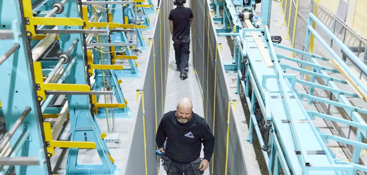 Bildet viser fagarbeidere som beveger seg i den splitter nye fabrikken på Åmot skal Splitkon produsere massivtre til bruk i byggebransjen.
