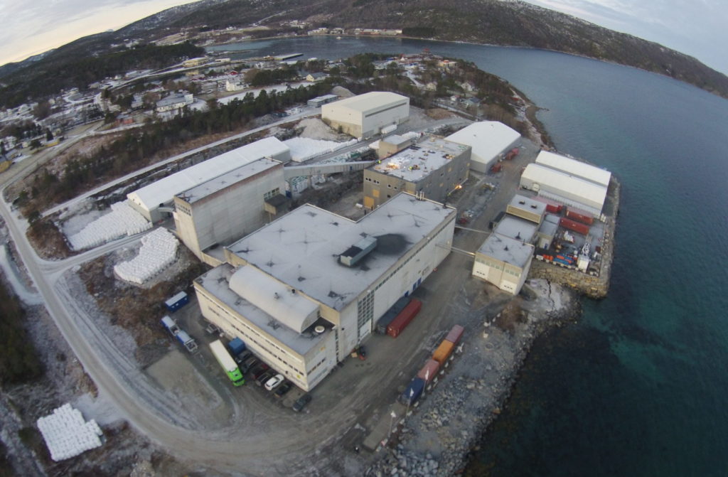 Bildet viser et dronefoto av produksjonslokale på Drag i Nordland