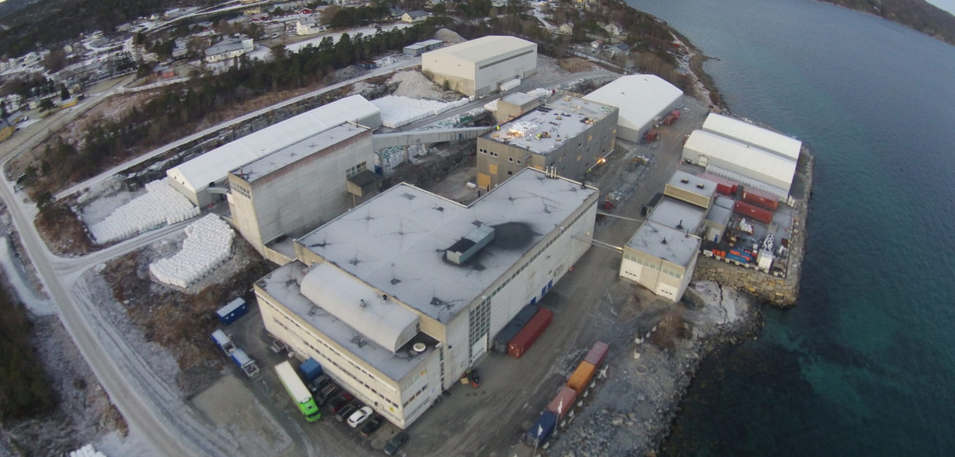 Bildet viser et dronefoto av produksjonslokale på Drag i Nordland
