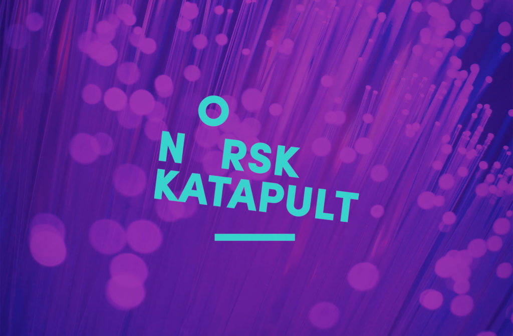 Norsk Katapult Logo med bakgrunnsgrafikk