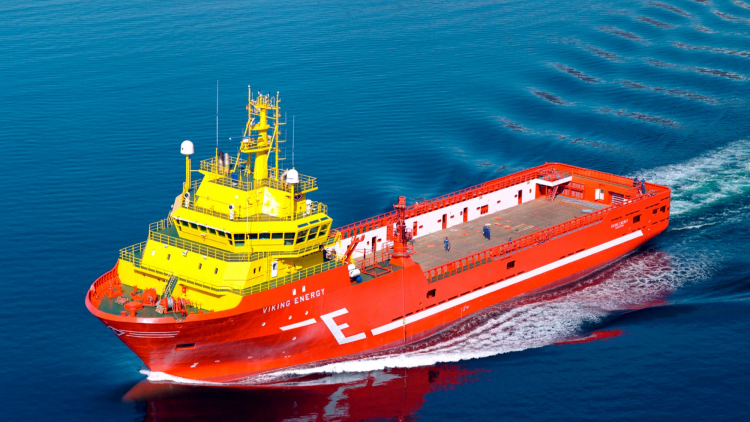 Bildet viser forsyningsfartøyet Viking Energy ute på havet