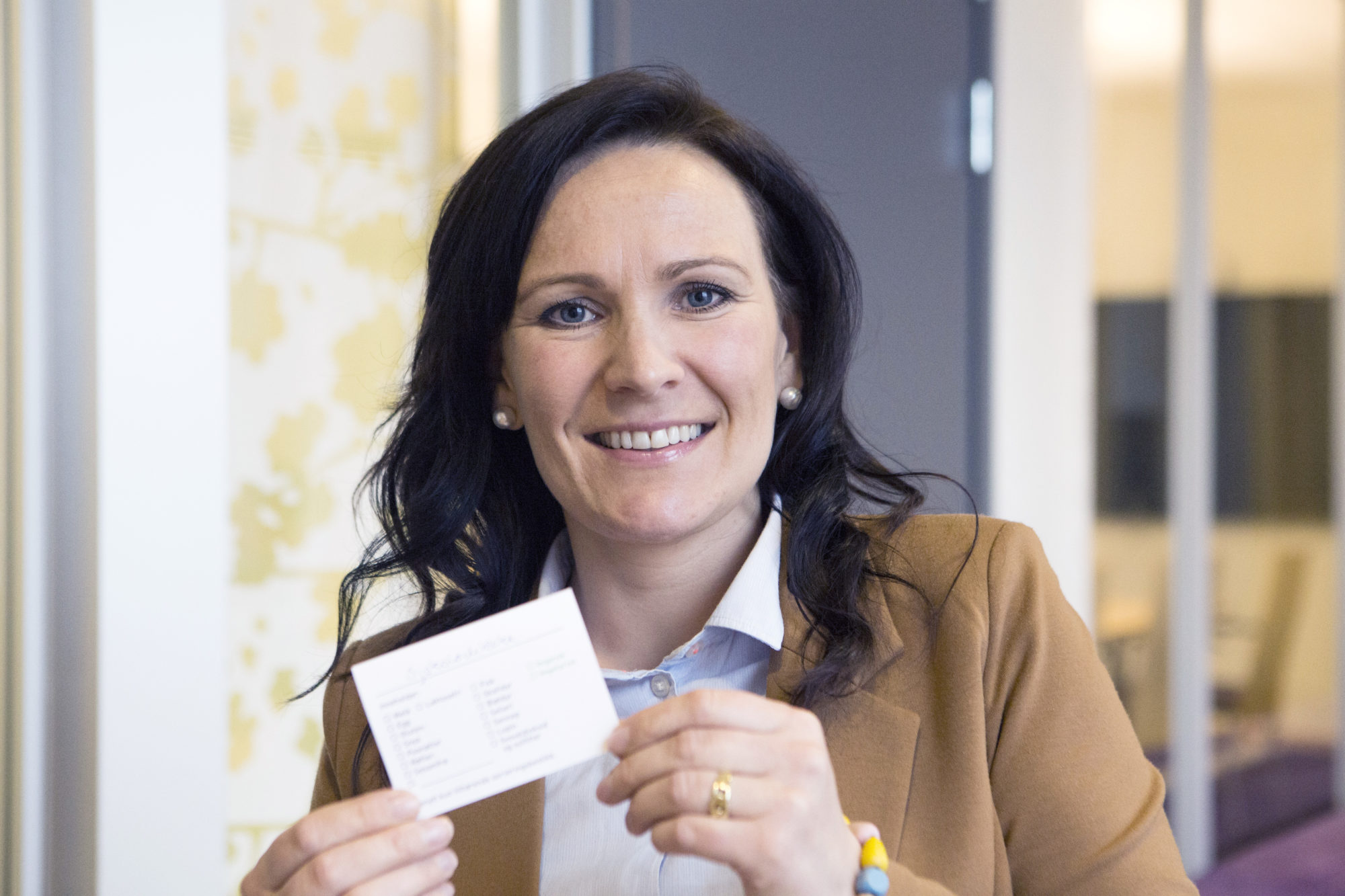 Bildet viser gründer Marit Barbo som begynte å lage matkort for å gjøre det enklere for sine egne barn å delta i sosiale aktiviteter. Nå er kortene å se over alt i hele Norge. Foto: Altaposten.