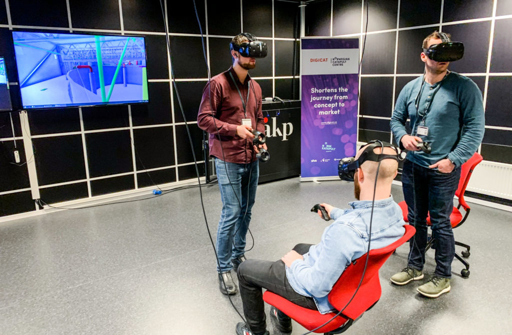 Bildet viser tre personer som tar i bruk ny teknologi med VR-briller