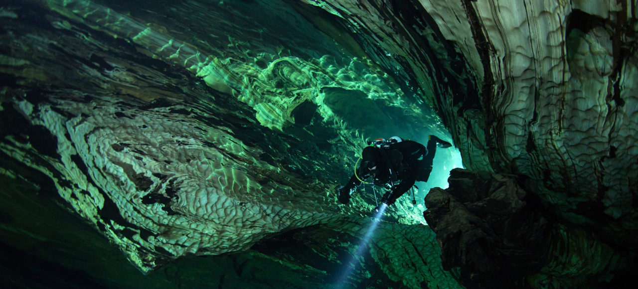 Bilde av dykker i undervannsgrotte
