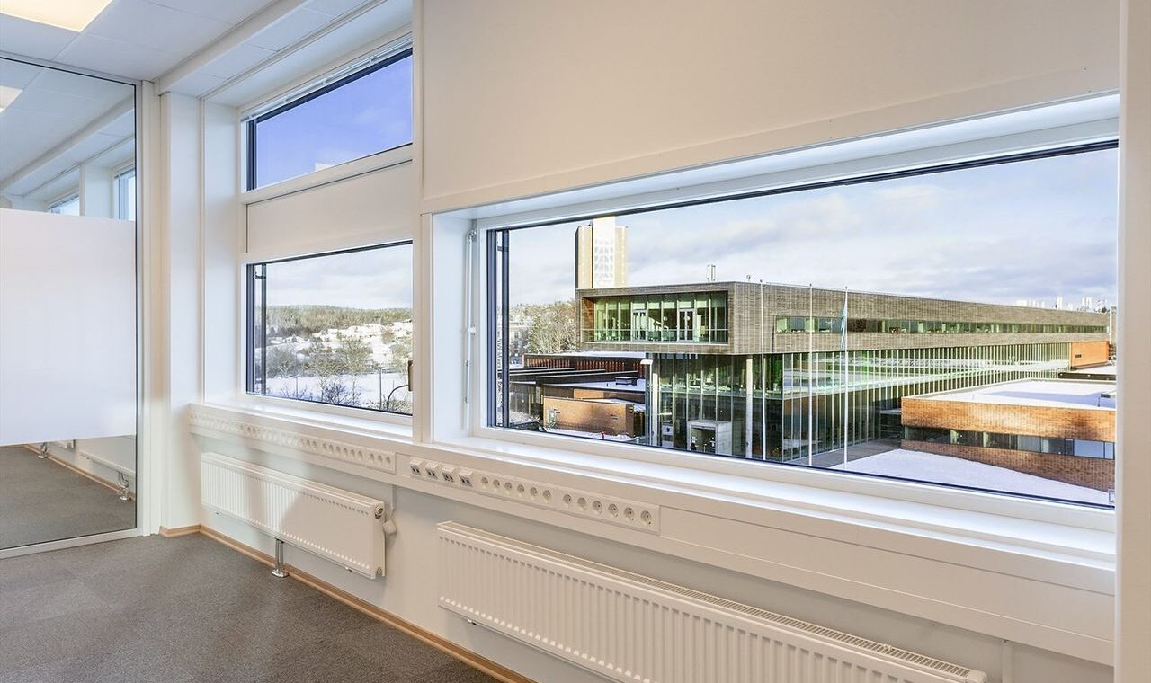 Bilde viser et rom hvor en kan se ut av et vindu