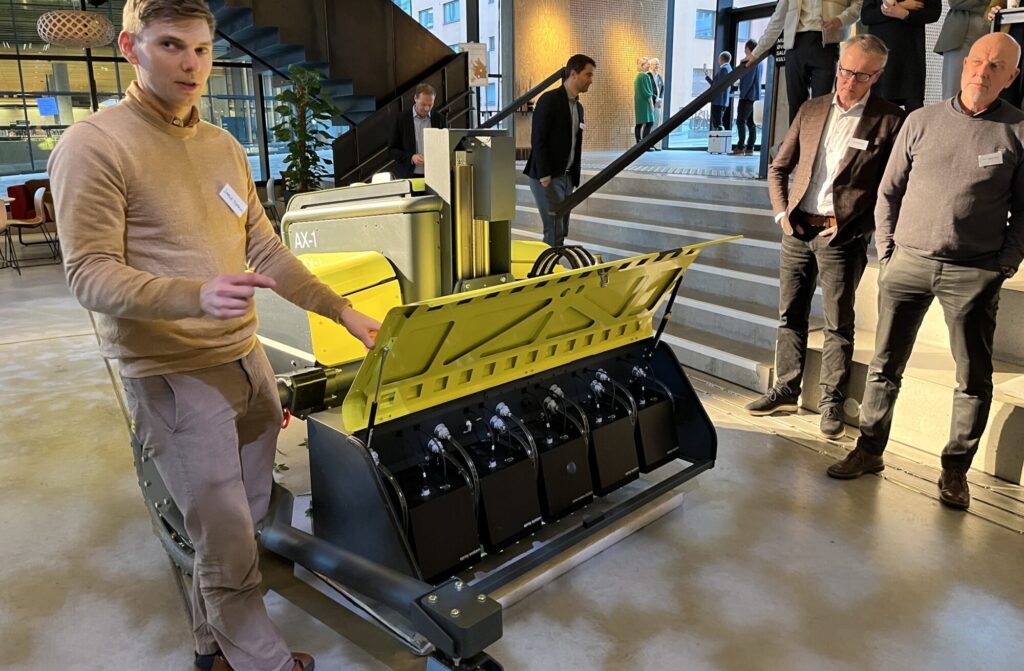 Bilde av person foran en gul robot
