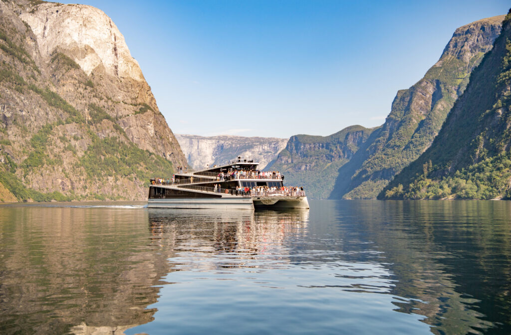 Bilde av båt som ligger på en norsk fjord