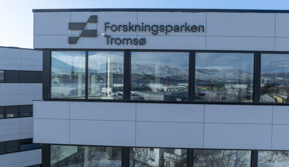 Bilde av hvitt bygg med hvit skrift på siden.