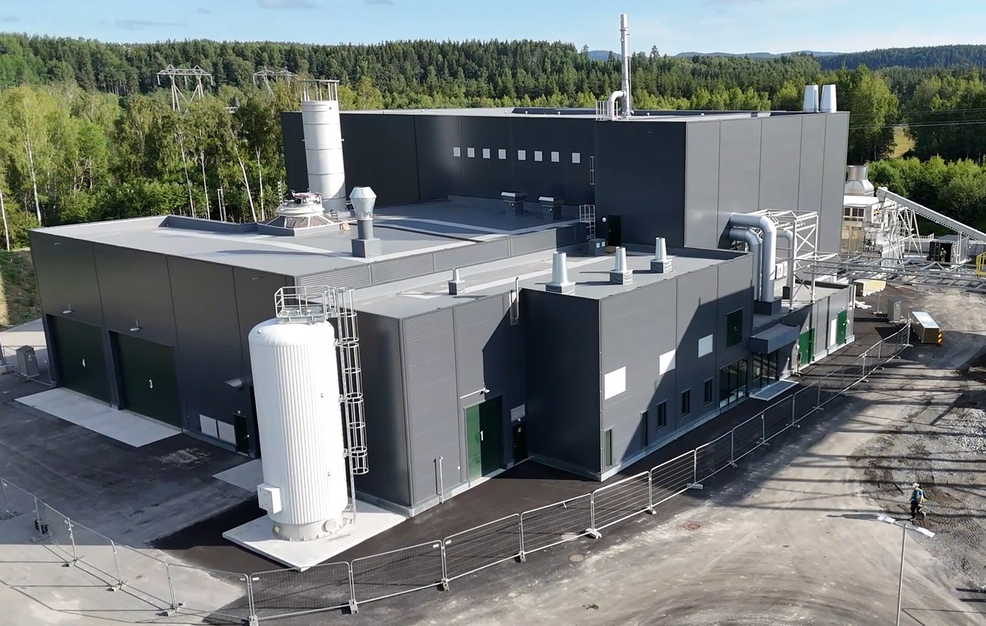 Bilde av grått industribygg og fabrikk