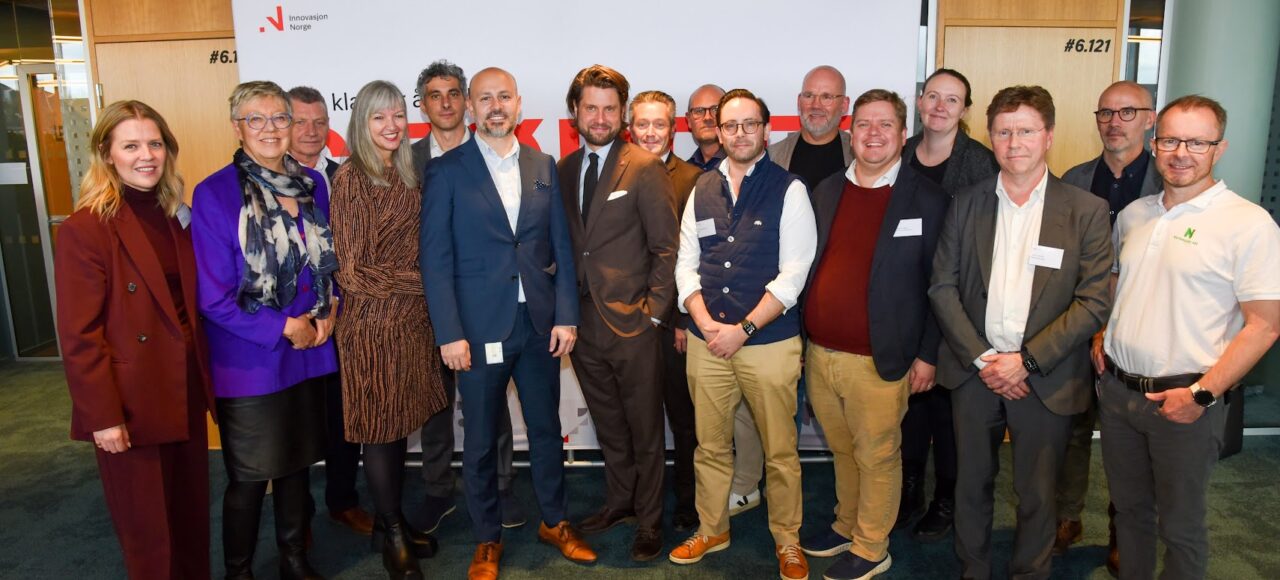 Bilde av en gruppe med menn og kvinner