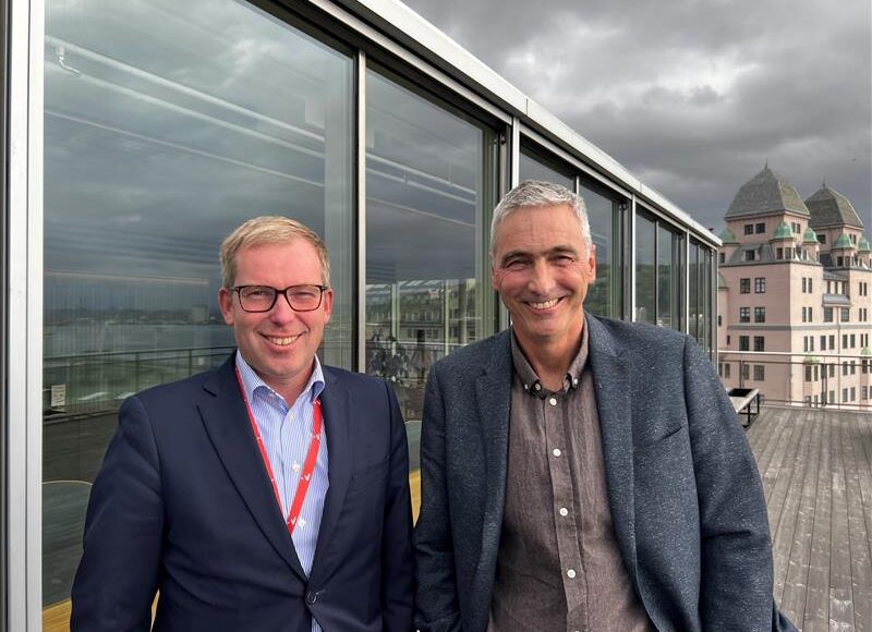 Bilde av to menn i dress