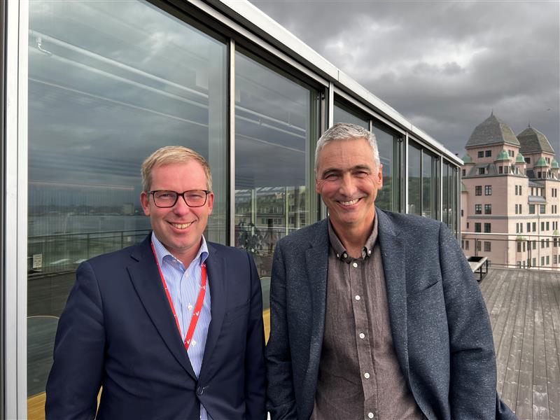 Bilde av to menn i dress