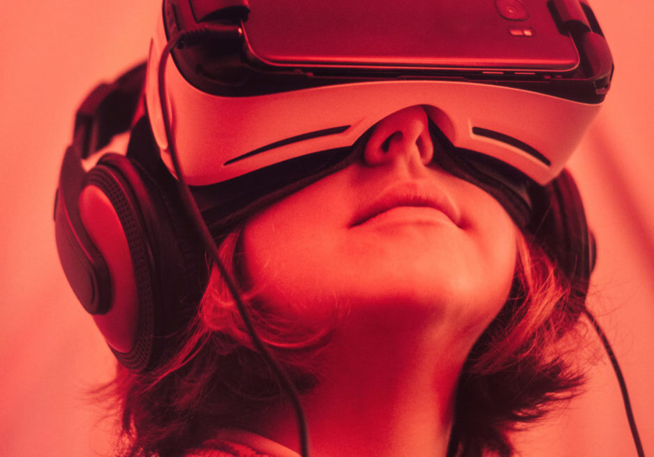 Bildet viser en jente som har på seg VR-briller